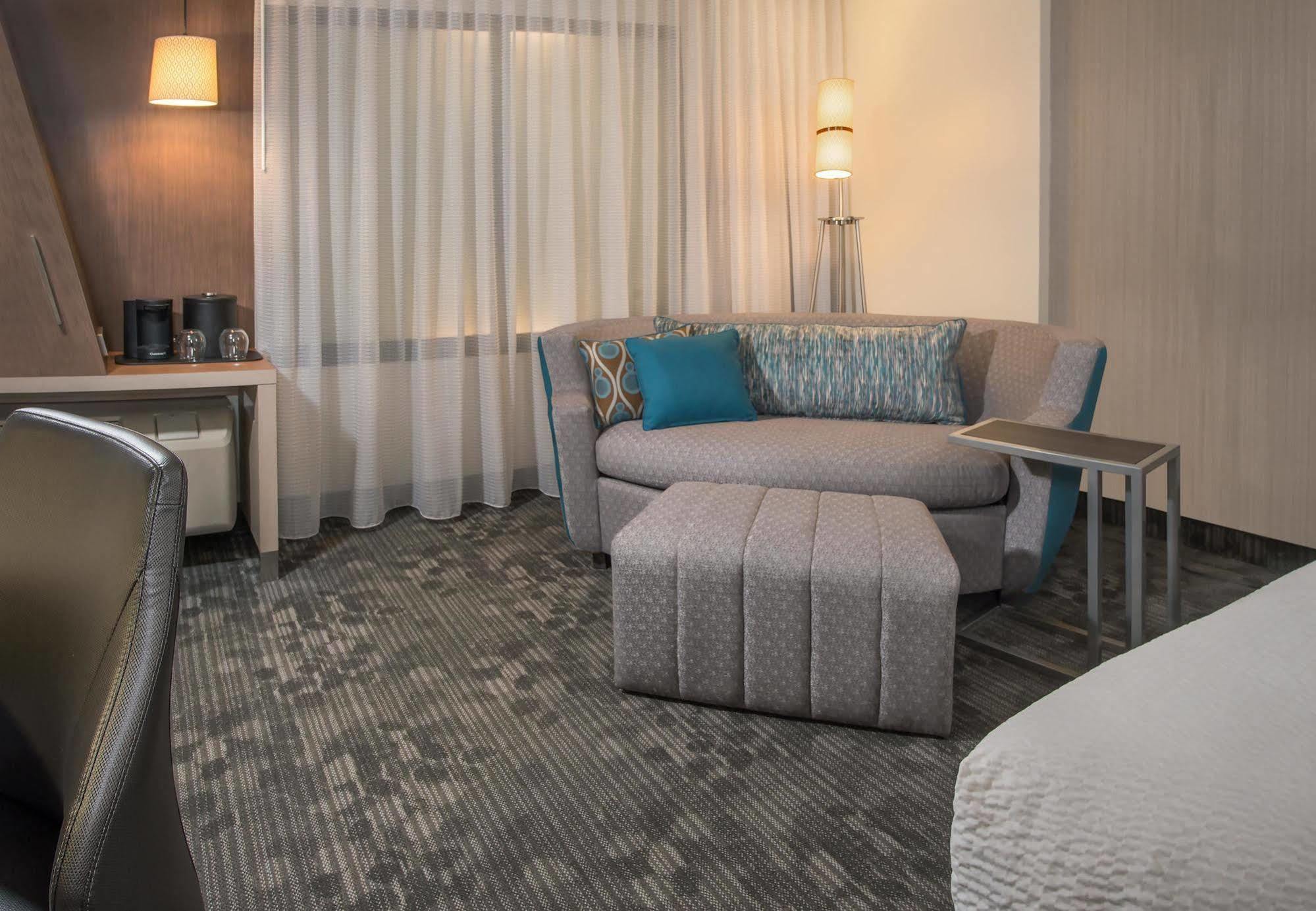 Courtyard By Marriott Lenox Berkshires Hotel Exterior foto